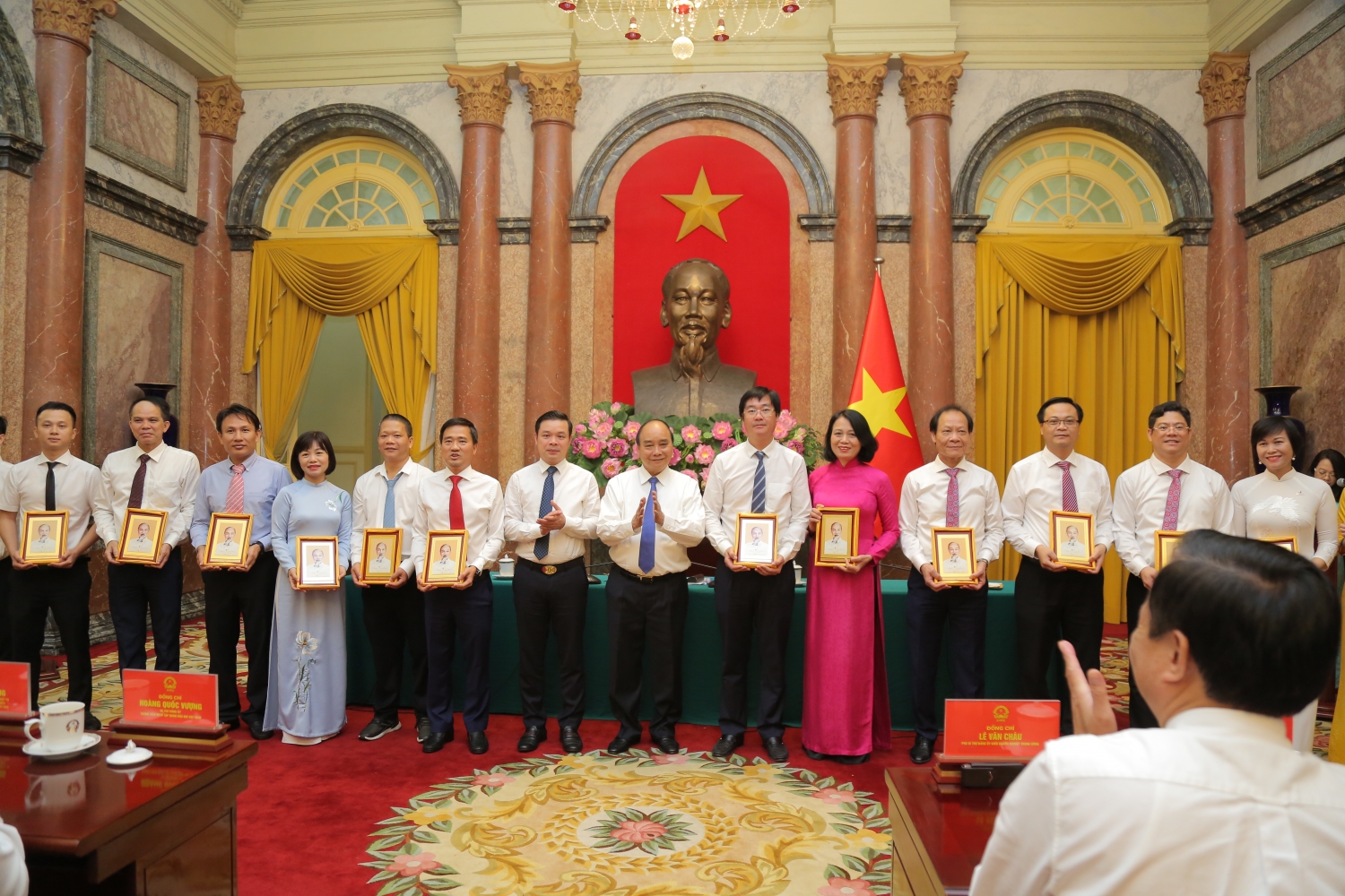 Chủ tịch nước Nguyễn Xuân Phúc gặp mặt người lao động Dầu khí tiêu biểu trong phong trào thi đua “Lao động giỏi, lao động sáng tạo” Chủ tịch nước Nguyễn Xuân Phúc: Ngành Dầu khí phải giữ vững bản lĩnh, tinh thần