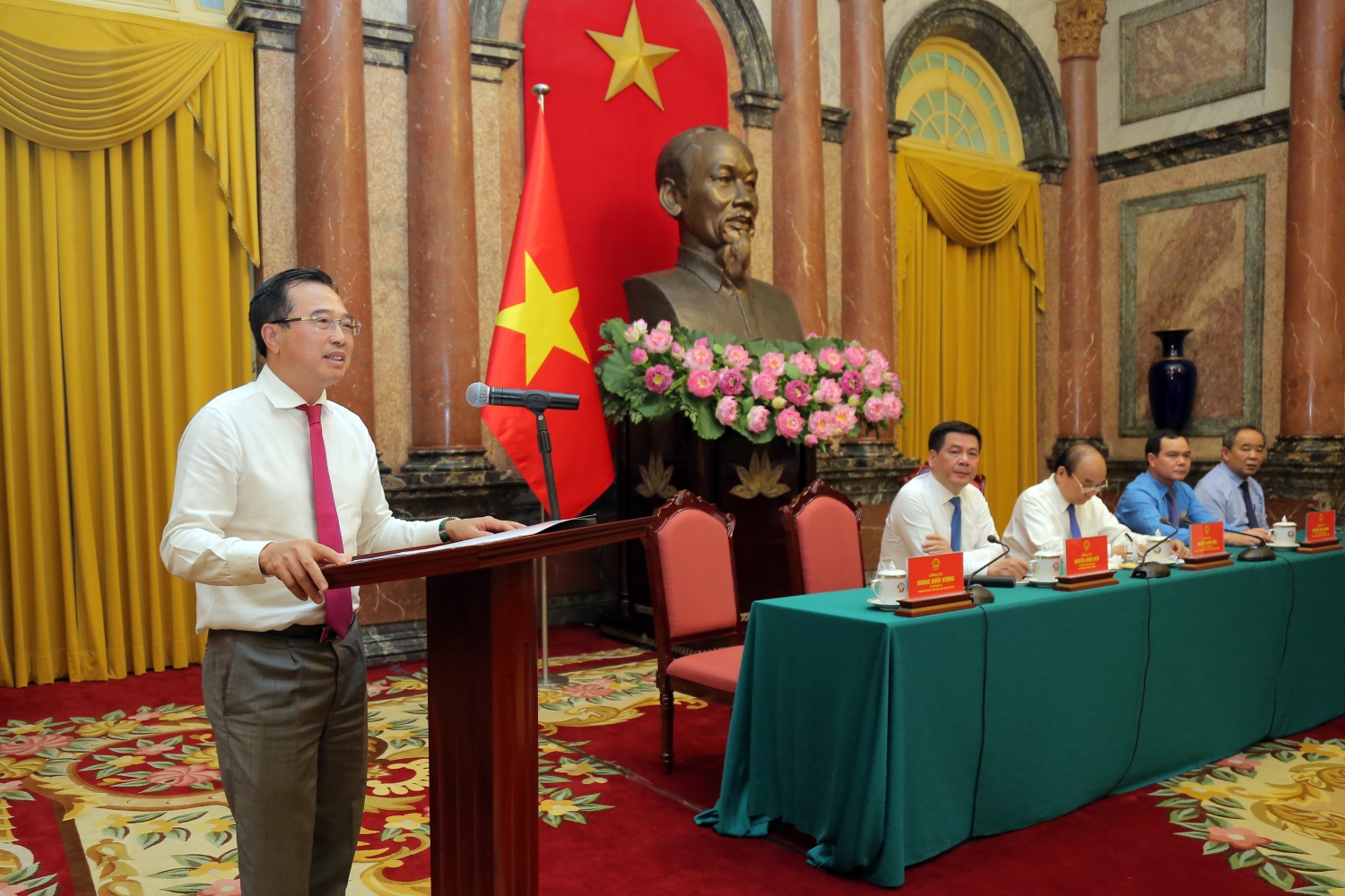 Chủ tịch nước Nguyễn Xuân Phúc: Ngành Dầu khí phải giữ vững bản lĩnh, tinh thần Chủ tịch nước Nguyễn Xuân Phúc: Ngành Dầu khí phải giữ vững bản lĩnh, tinh thần