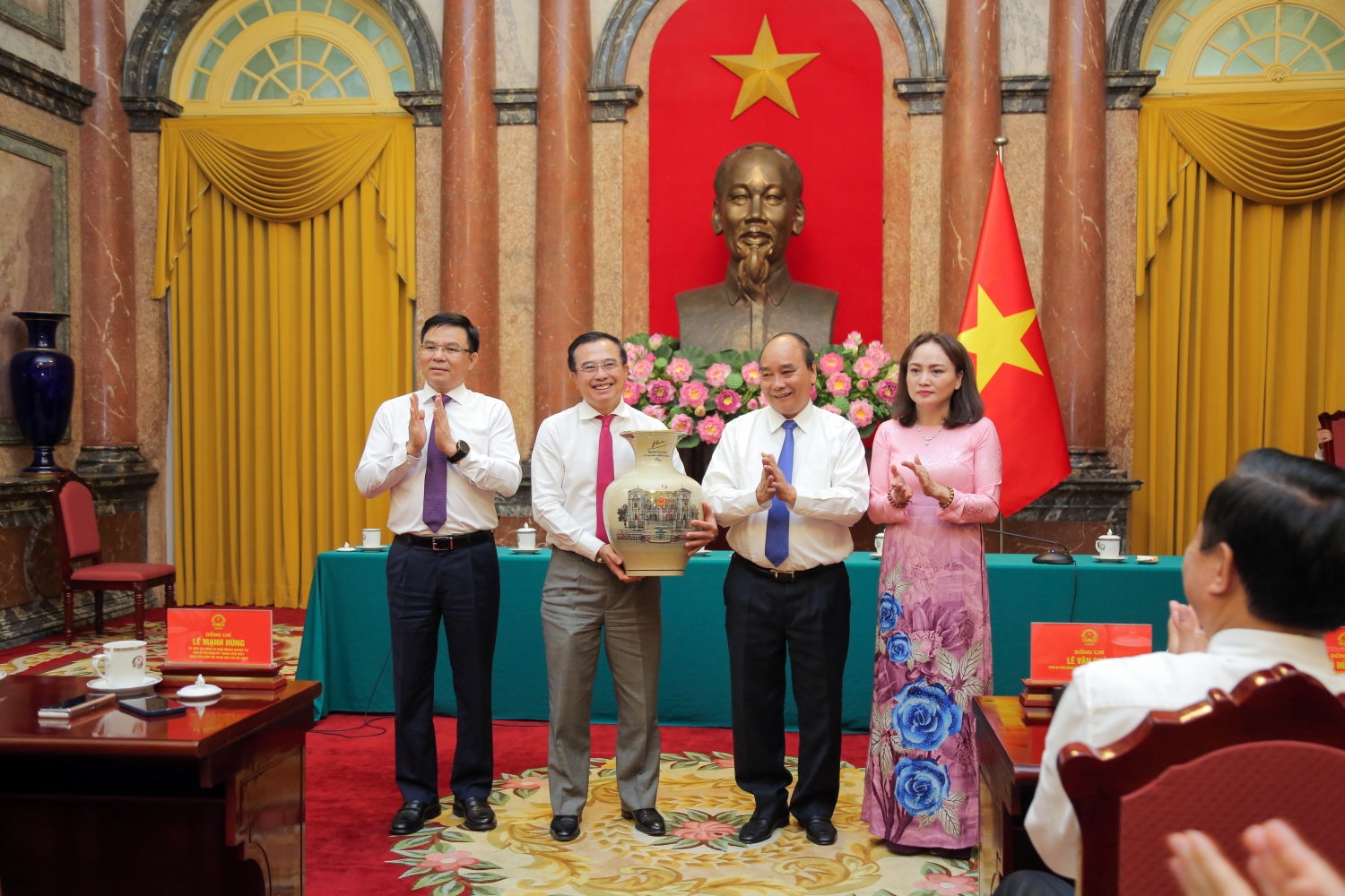 Chủ tịch nước Nguyễn Xuân Phúc: Ngành Dầu khí phải giữ vững bản lĩnh, tinh thần Chủ tịch nước Nguyễn Xuân Phúc: Ngành Dầu khí phải giữ vững bản lĩnh, tinh thần