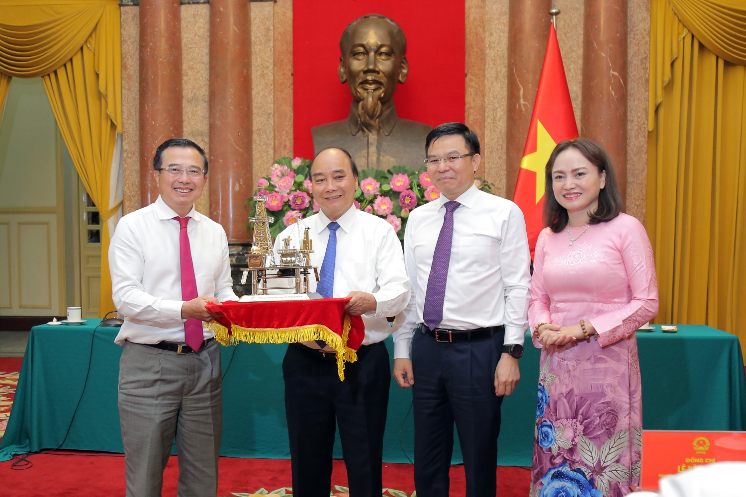 Chủ tịch nước Nguyễn Xuân Phúc: Ngành Dầu khí phải giữ vững bản lĩnh, tinh thần Chủ tịch nước Nguyễn Xuân Phúc: Ngành Dầu khí phải giữ vững bản lĩnh, tinh thần