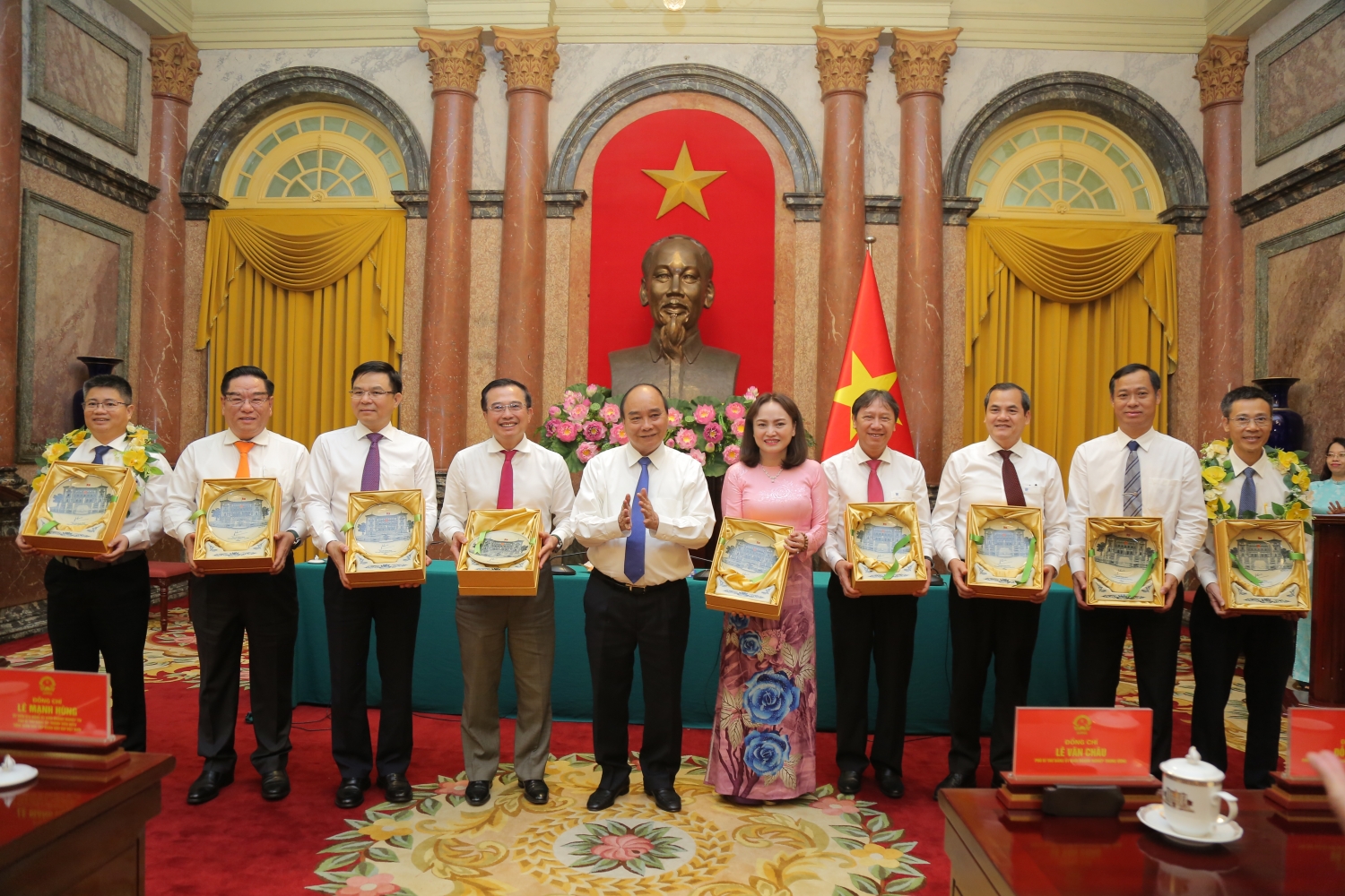 Chủ tịch nước Nguyễn Xuân Phúc gặp mặt người lao động Dầu khí tiêu biểu trong phong trào thi đua “Lao động giỏi, lao động sáng tạo” Chủ tịch nước Nguyễn Xuân Phúc: Ngành Dầu khí phải giữ vững bản lĩnh, tinh thần