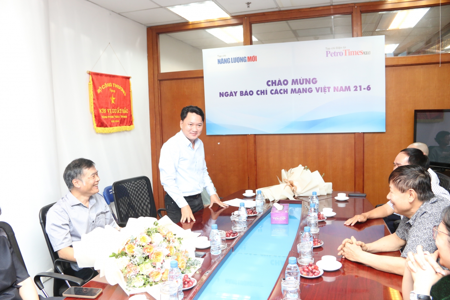 Hội DKVN công bố và trao quyết định bổ nhiệm Phó Tổng biên tập phụ trách Tạp chí Năng lượng Mới/PetroTimes Hội DKVN công bố và trao quyết định bổ nhiệm Phó Tổng biên tập phụ trách Tạp chí Năng lượng Mới/PetroTimes