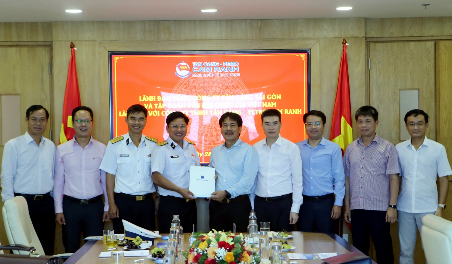 Petrovietnam và PV GAS trao tặng ủng hộ cán bộ chiến sỹ hải quân 600 triệu đồng Petrovietnam và PV GAS trao tặng ủng hộ cán bộ chiến sỹ hải quân 600 triệu đồng
