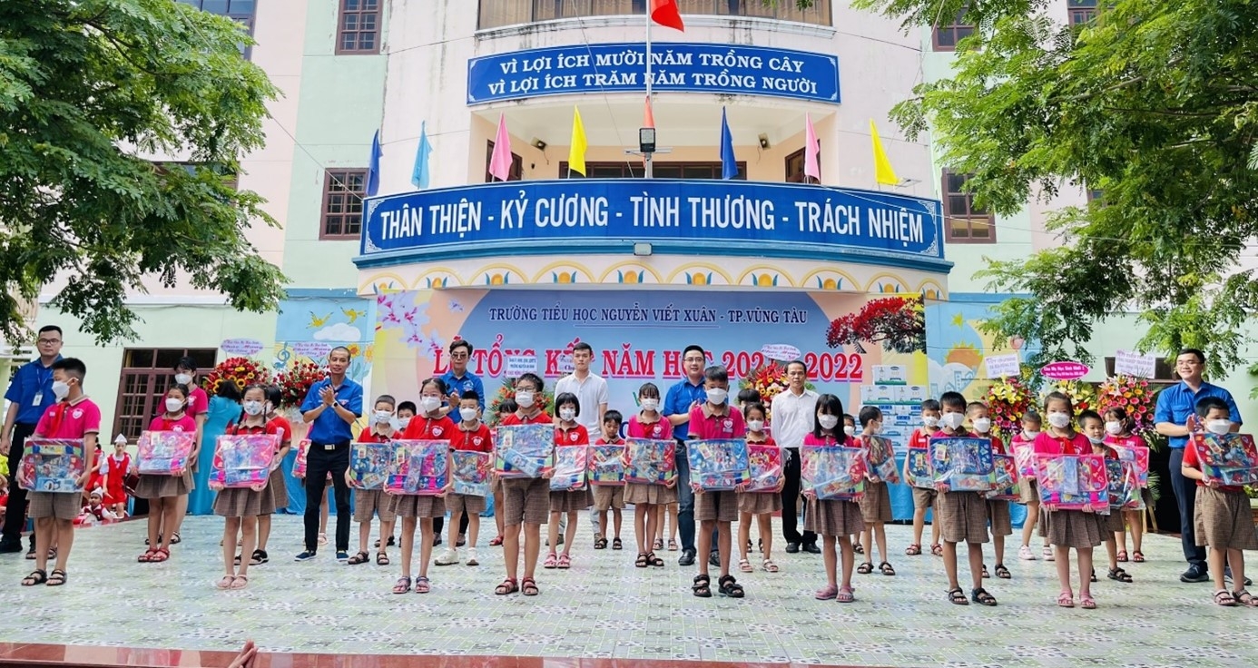 Đoàn Thanh niên PTSC M&C trao quà cho học sinh có hoàn cảnh khó khăn Đoàn Thanh niên PTSC M&C trao quà cho học sinh có hoàn cảnh khó khăn