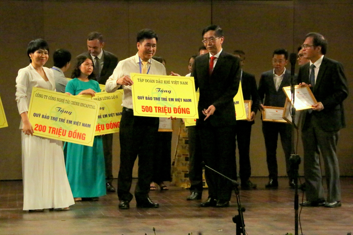 Petrovietnam trao tặng Quỹ Bảo trợ trẻ em 500 triệu đồng Petrovietnam trao tặng Quỹ Bảo trợ trẻ em 500 triệu đồng