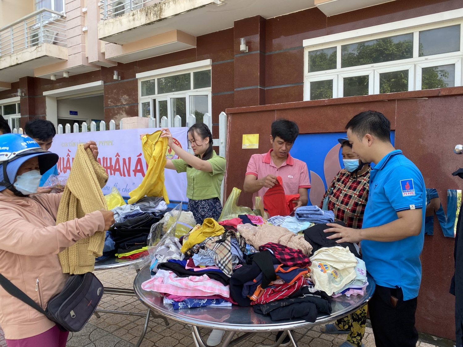 “Gian hàng không đồng” của CLB Tấm Lòng Vàng - Đoàn Thanh Niên PVPipe mở cửa phục vụ bà con nghèo “Gian hàng không đồng” của CLB Tấm Lòng Vàng - Đoàn Thanh Niên PVPipe mở cửa phục vụ bà con nghèo