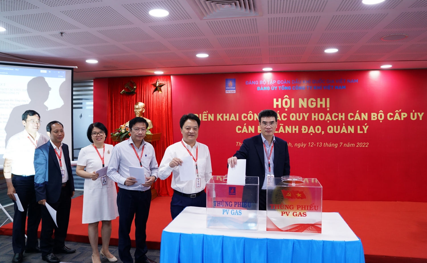 Các lãnh đạo Đảng bộ PV GAS thực hiện bỏ phiếu quy hoạch cán bộ cấp ủy và lãnh đạo quản lý PV GAS Các lãnh đạo Đảng bộ PV GAS thực hiện bỏ phiếu quy hoạch cán bộ cấp ủy và lãnh đạo quản lý PV GAS