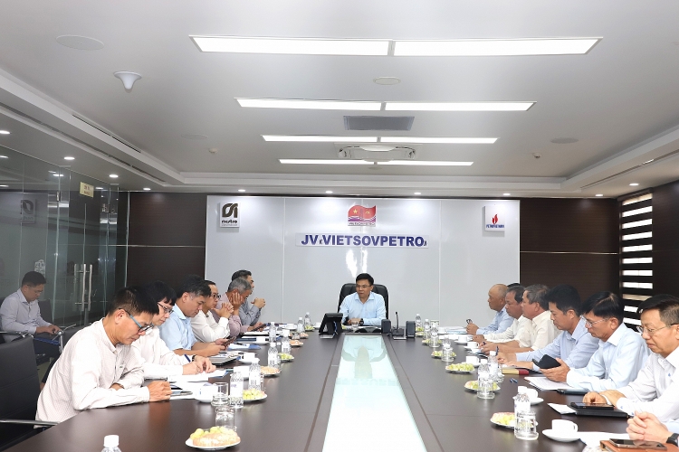 Tổng Giám đốc Petrovietnam Lê Mạnh Hùng làm việc với Vietsovpetro về tình hình SXKD 6 tháng đầu năm 2022 Tổng Giám đốc Petrovietnam Lê Mạnh Hùng: Vietsovpetro cần tiếp tục giữ vững mục tiêu về gia tăng trữ lượng và sản lượng