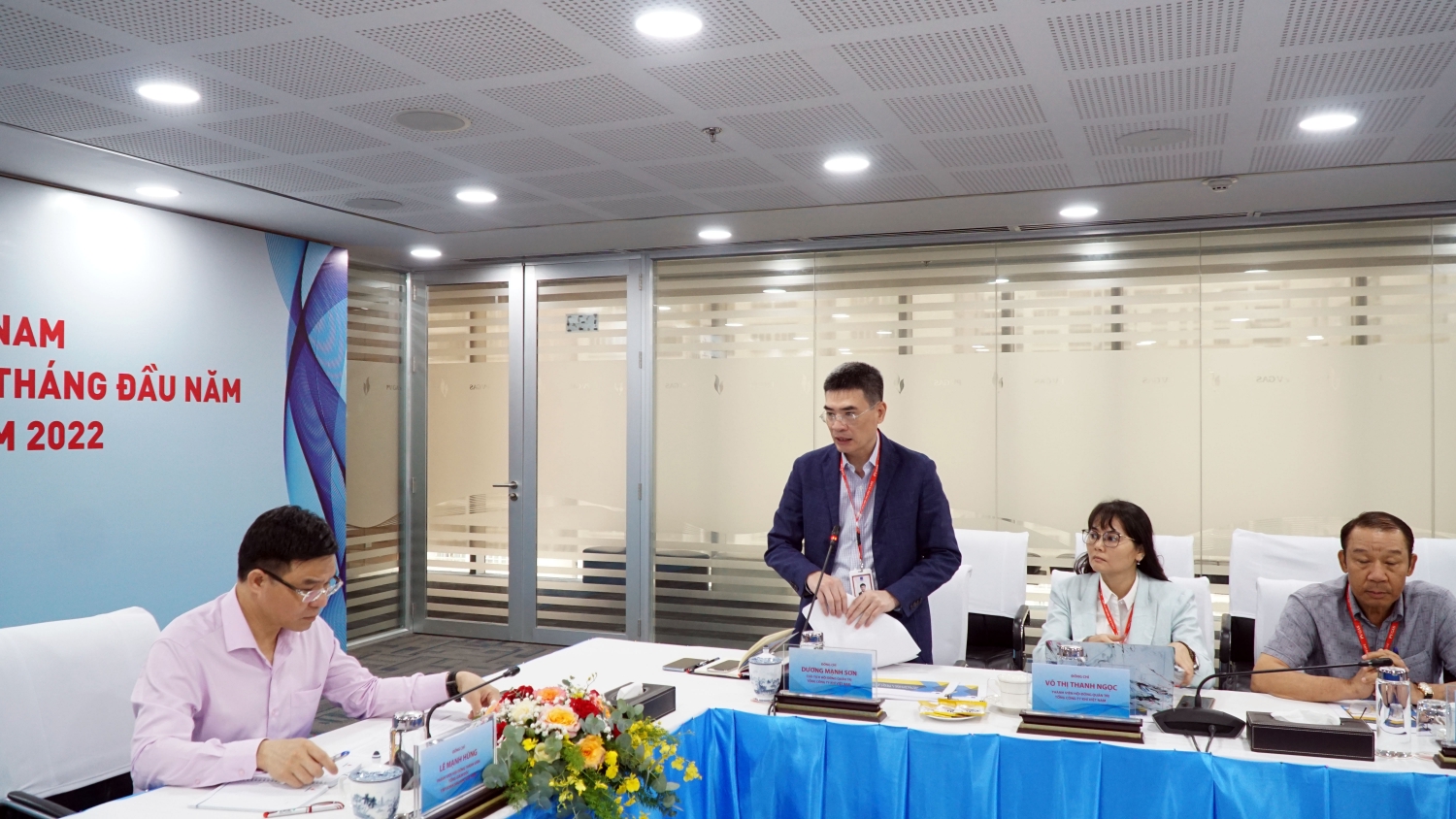 Ông Dương Mạnh Sơn - Bí thư Đảng ủy, Chủ tịch HĐQT PV GAS báo cáo đoàn công tác Ông Dương Mạnh Sơn - Bí thư Đảng ủy, Chủ tịch HĐQT PV GAS báo cáo đoàn công tác