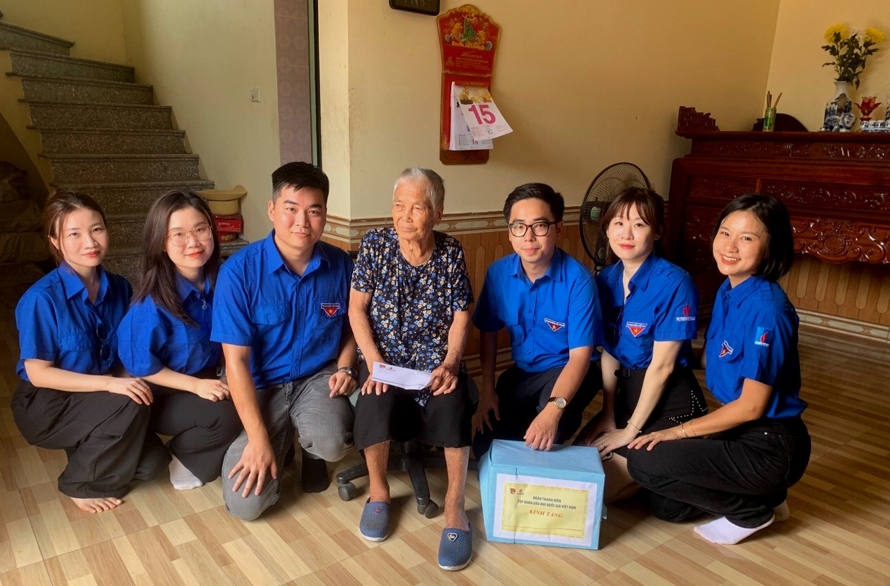Thăm hỏi, tặng quà các gia đình chính sách tại Bắc Ninh Thăm hỏi, tặng quà các gia đình chính sách tại Bắc Ninh