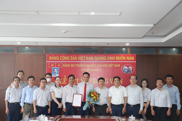 Lễ kết nạp đảng viên mới của Đảng bộ Trường Đại học Dầu khí Việt Nam