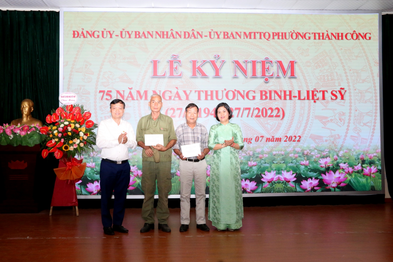 Hội CCB Tập đoàn ủng hộ quỹ “Đền ơn đáp nghĩa” phường Thành Công Hội CCB Tập đoàn ủng hộ quỹ “Đền ơn đáp nghĩa” phường Thành Công