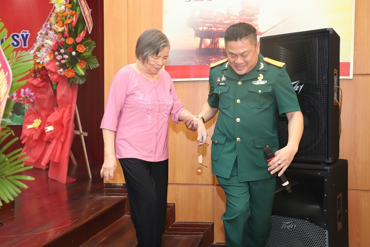 Vietsovpetro tổ chức Lễ kỷ niệm 75 năm ngày Thương binh – Liệt sĩ Vietsovpetro tổ chức Lễ kỷ niệm 75 năm ngày Thương binh – Liệt sĩ