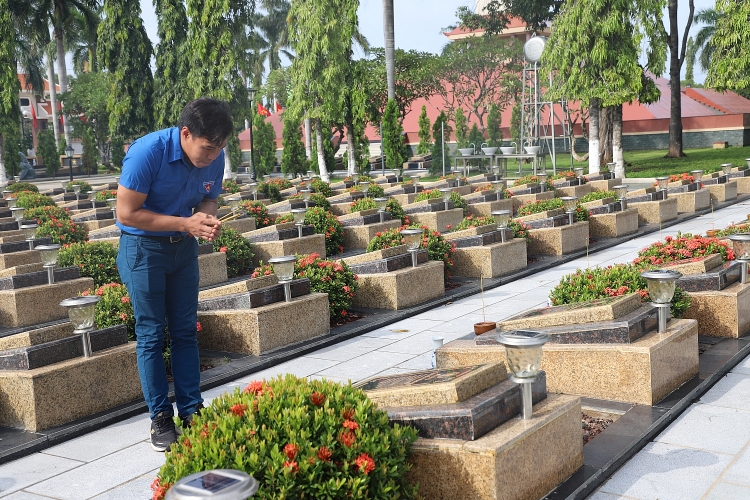 Kỷ niệm 75 năm ngày Thương binh Liệt sĩ: Cán bộ, chiến sĩ phòng cảnh sát PCCC&CNCH (PC-07) và Tuổi trẻ Xí nghiệp ĐVLGK đặt vòng hoa viếng Nghĩa trang Liệt sĩ Cán bộ chiến sĩ PC-07 và tuổi trẻ Xí nghiệp ĐVLGK viếng Nghĩa trang Liệt sĩ tỉnh Bà Rịa - Vũng Tàu