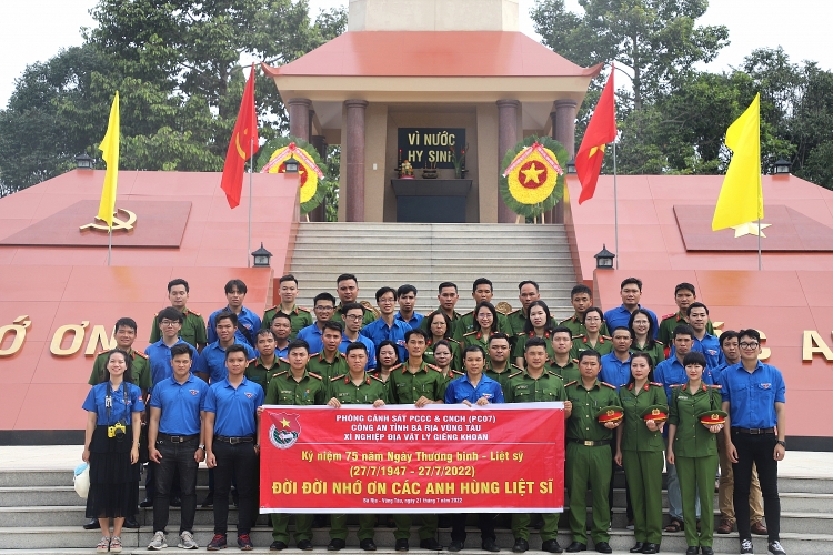 Kỷ niệm 75 năm ngày Thương binh Liệt sĩ: Cán bộ, chiến sĩ phòng cảnh sát PCCC&CNCH (PC-07) và Tuổi trẻ Xí nghiệp ĐVLGK đặt vòng hoa viếng Nghĩa trang Liệt sĩ Cán bộ chiến sĩ PC-07 và tuổi trẻ Xí nghiệp ĐVLGK viếng Nghĩa trang Liệt sĩ tỉnh Bà Rịa - Vũng Tàu