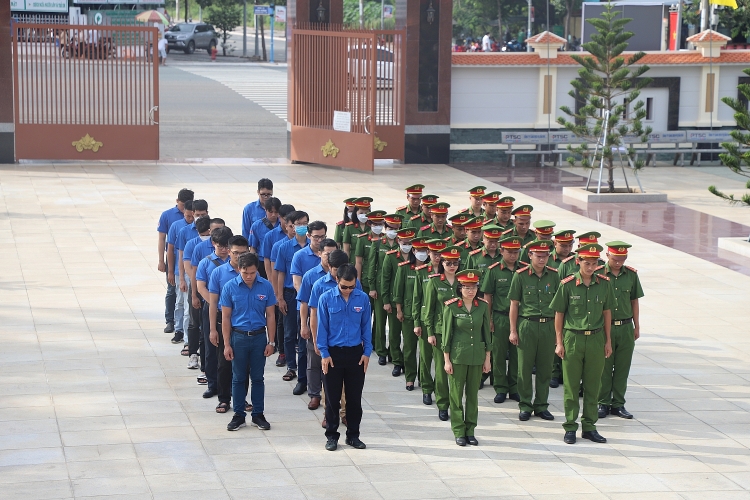 Kỷ niệm 75 năm ngày Thương binh Liệt sĩ: Cán bộ, chiến sĩ phòng cảnh sát PCCC&CNCH (PC-07) và Tuổi trẻ Xí nghiệp ĐVLGK đặt vòng hoa viếng Nghĩa trang Liệt sĩ Kỷ niệm 75 năm ngày Thương binh Liệt sĩ: Cán bộ, chiến sĩ phòng cảnh sát PCCC&CNCH (PC 07) và Tuổi trẻ Xí nghiệp ĐVLGK đặt vòng hoa viếng Nghĩa trang Liệt sĩ