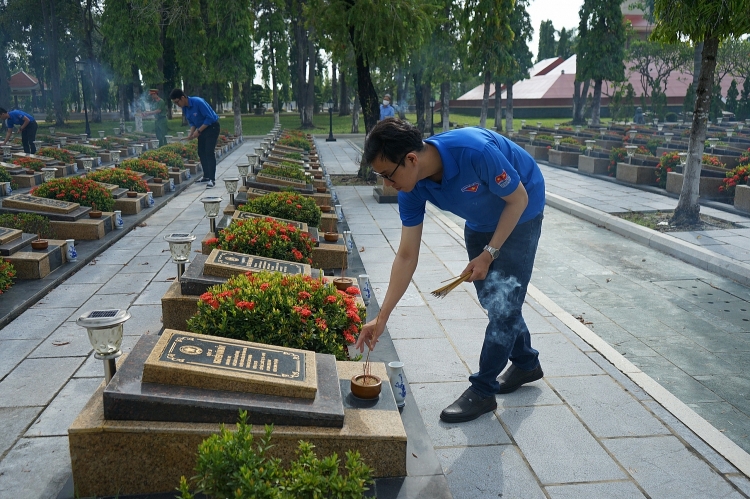 Kỷ niệm 75 năm ngày Thương binh Liệt sĩ: Cán bộ, chiến sĩ phòng cảnh sát PCCC&CNCH (PC-07) và Tuổi trẻ Xí nghiệp ĐVLGK đặt vòng hoa viếng Nghĩa trang Liệt sĩ Cán bộ chiến sĩ PC-07 và tuổi trẻ Xí nghiệp ĐVLGK viếng Nghĩa trang Liệt sĩ tỉnh Bà Rịa - Vũng Tàu