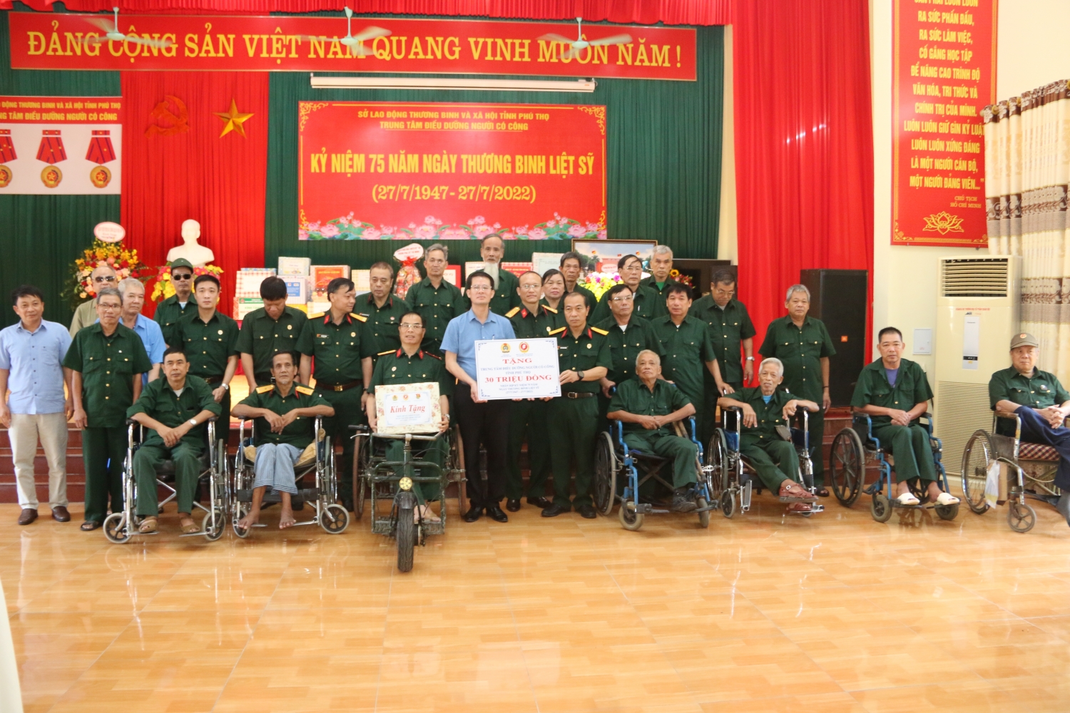 Hội CCB Tập đoàn thăm, tặng quà thương bệnh binh và hỗ trợ xây nhà nghĩa tình đồng đội tại tỉnh Phú Thọ Hội CCB Tập đoàn thăm, tặng quà thương bệnh binh và hỗ trợ xây nhà nghĩa tình đồng đội tại tỉnh Phú Thọ
