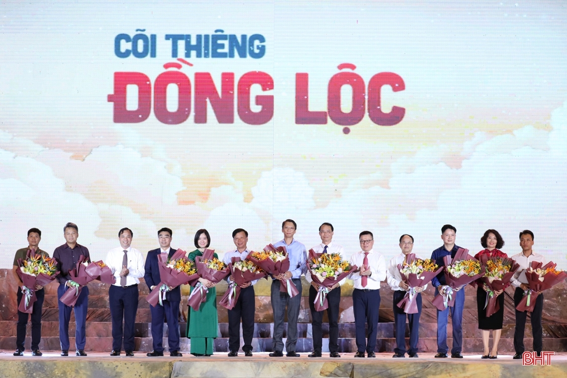 Tổng giám đốc PVEP Trần Hồng Nam (giữa) cùng các đơn vị tài trợ nhận hoa cảm ơn từ ban tổ chức chương trình. Tổng giám đốc PVEP Trần Hồng Nam (giữa) cùng các đơn vị tài trợ nhận hoa cảm ơn từ ban tổ chức chương trình.