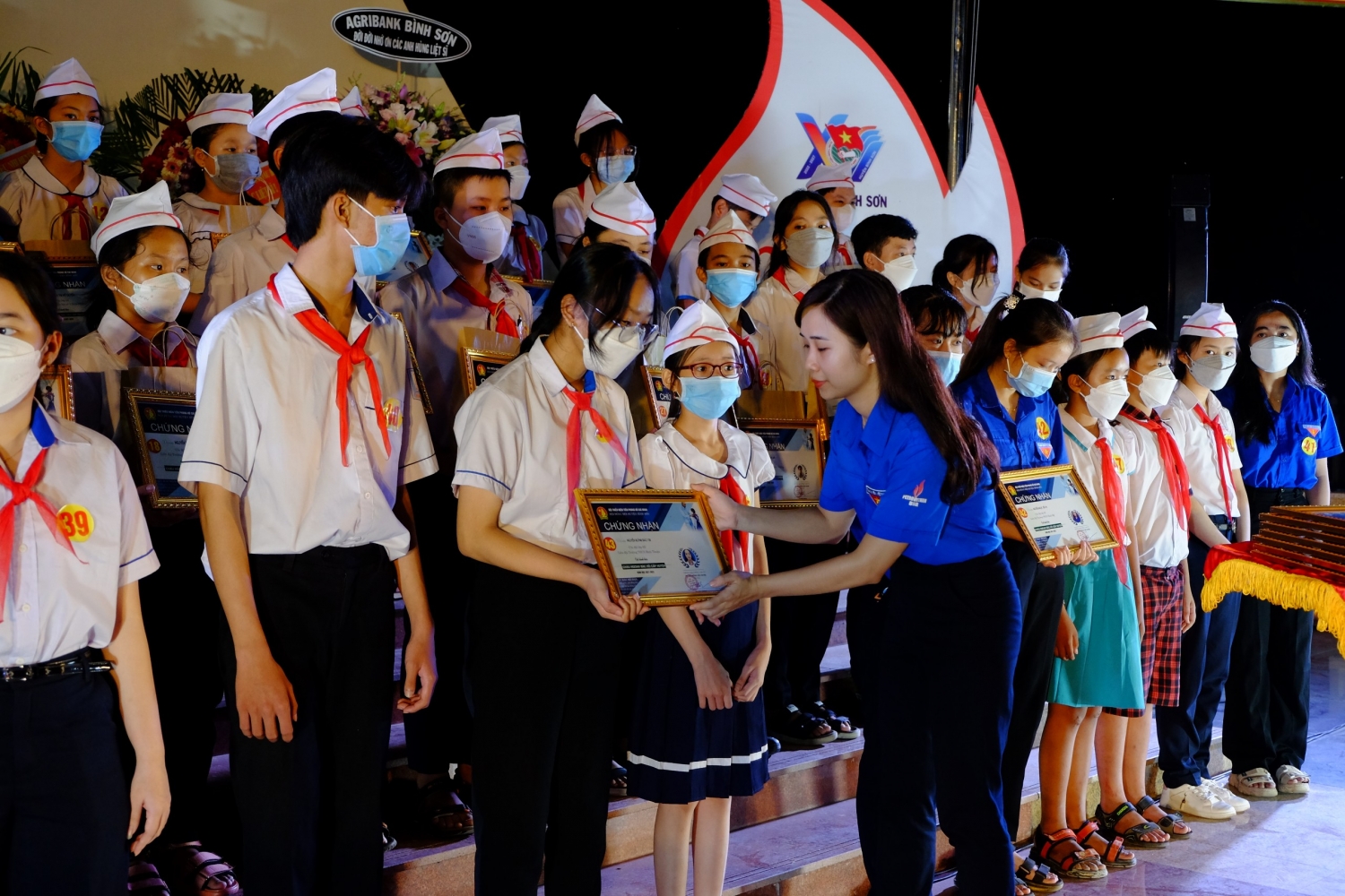 Tuổi trẻ BSR tham gia thắp nến tri ân các anh hùng, liệt sĩ Tuổi trẻ BSR tham gia thắp nến tri ân các anh hùng, liệt sĩ