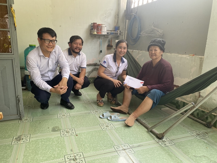 Trường Đại học Dầu khí Việt Nam: Thăm, tặng quà các gia đình chính sách nhân ngày Thương binh Liệt sĩ Trường Đại học Dầu khí Việt Nam thăm, tặng quà các gia đình chính sách nhân ngày Thương binh - Liệt sĩ