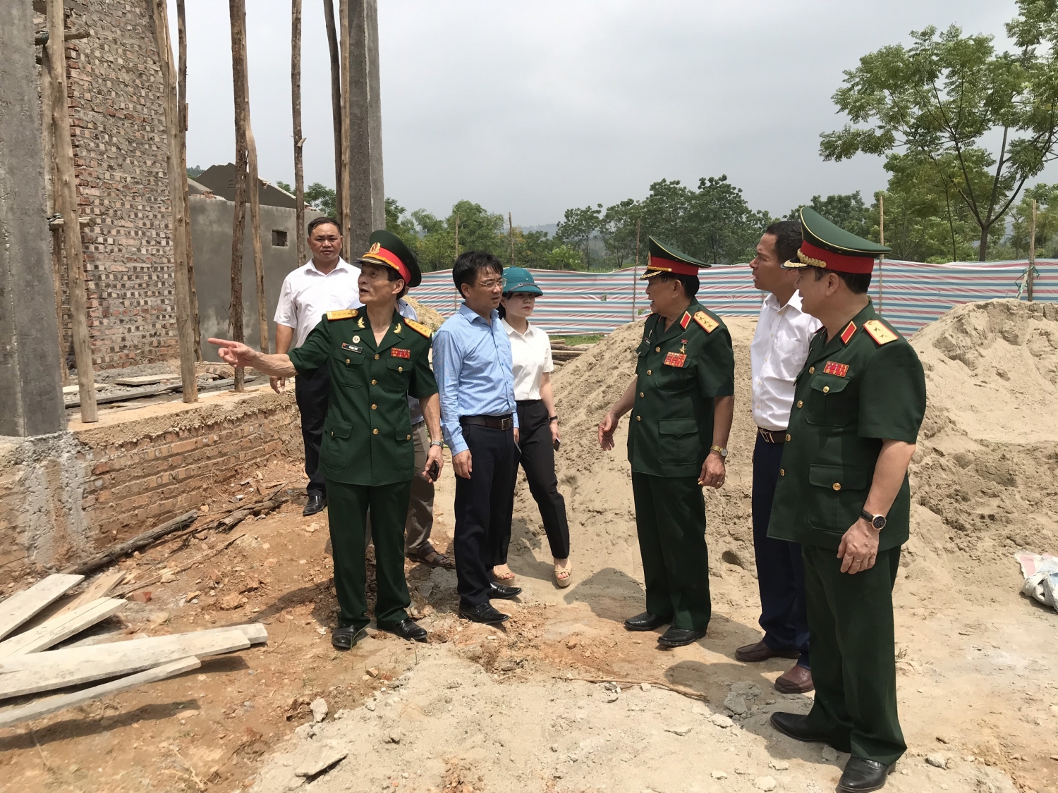 Đoàn công tác thăm công trình xây dựng Nhà văn hóa thôn Tân Yên, xã Bình Yên do Hội CCB Việt Nam hỗ trợ. Đoàn công tác thăm công trình xây dựng Nhà văn hóa thôn Tân Yên, xã Bình Yên do Hội CCB Việt Nam hỗ trợ.