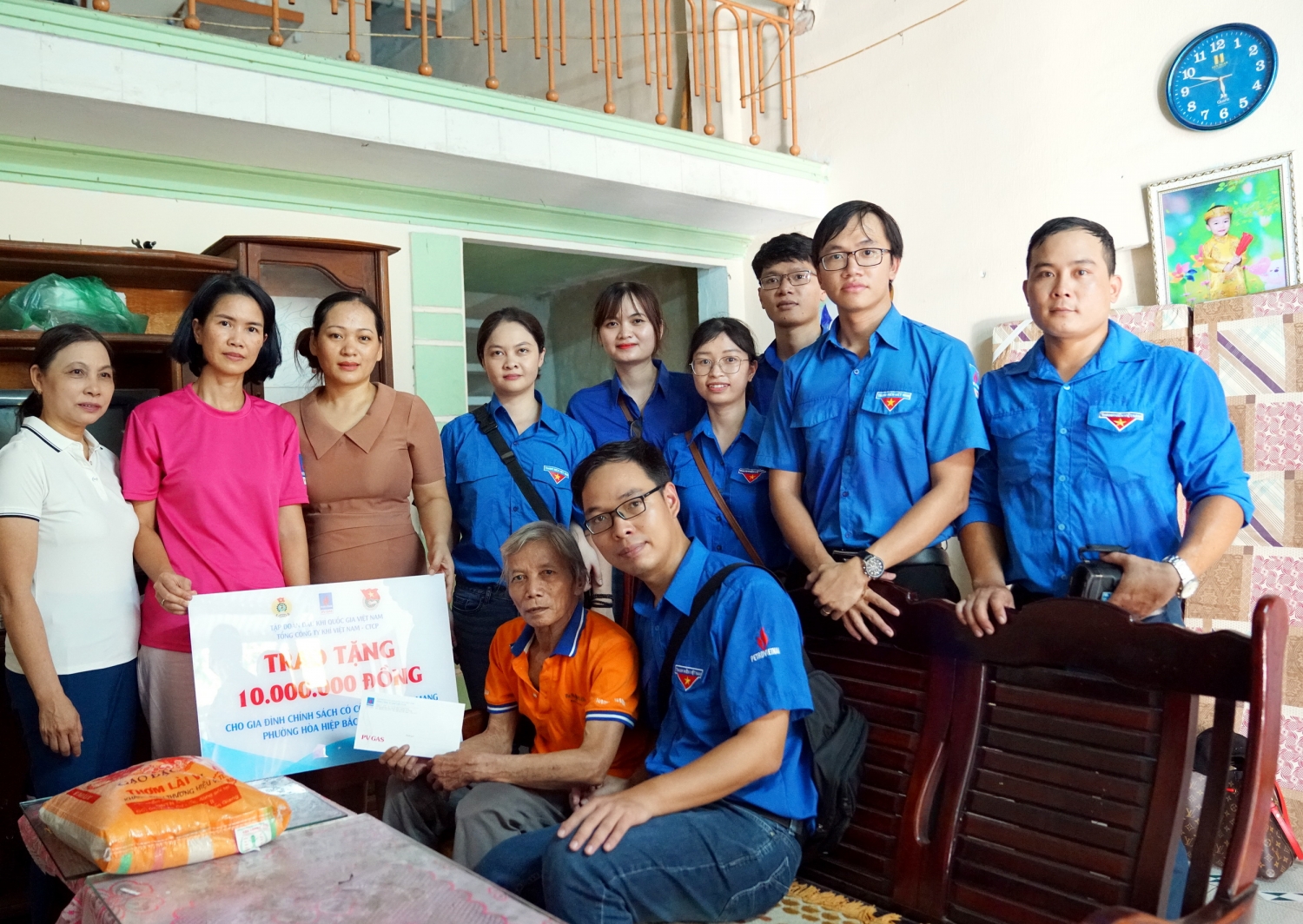 Đoàn thanh niên và Công đoàn Cơ quan Điều hành PV GAS phối hợp thăm hỏi và tặng quà các gia đình chính sách có công với cách mạng tại p. Hòa Hiệp Bắc, q. Liên Chiểu, Tp. Đà Nẵng Đoàn thanh niên và Công đoàn Cơ quan Điều hành PV GAS phối hợp thăm hỏi và tặng quà các gia đình chính sách có công với cách mạng tại p. Hòa Hiệp Bắc, q. Liên Chiểu, Tp. Đà Nẵng