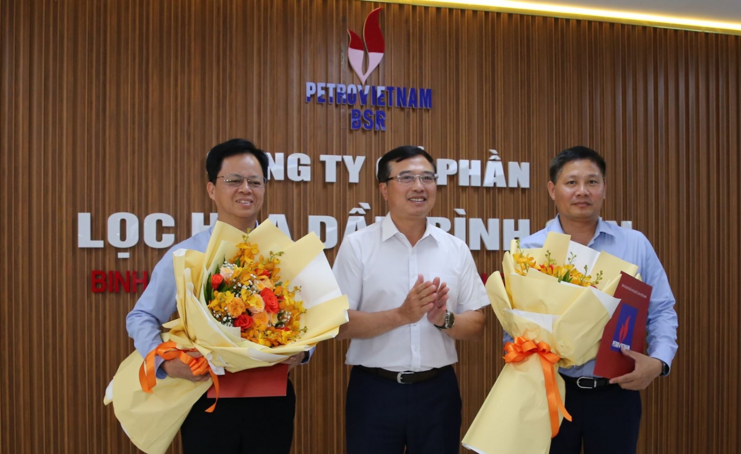 Trao quyết định chuẩn y Bí thư, Phó Bí thư Đảng ủy Công ty BSR Trao quyết định chuẩn y Bí thư, Phó Bí thư Đảng ủy Công ty BSR