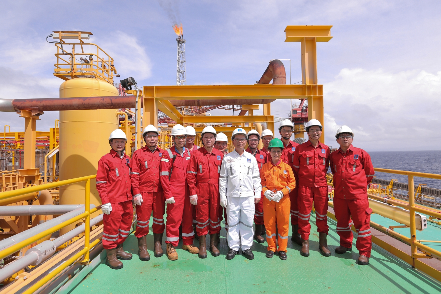 TS. Nguyễn Quốc Thập với người lao động Dàu khí TS. Nguyễn Quốc Thập với người lao động Dàu khí