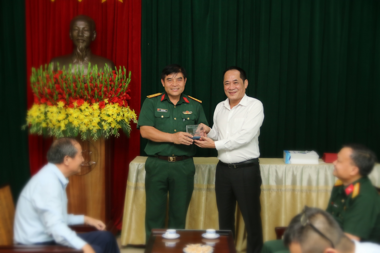 Đoàn công tác Petrovietnam dâng hương tưởng niệm Chủ tịch Hồ Chí Minh tại Khu di tích Đá Chông Đoàn công tác Petrovietnam dâng hương tưởng niệm Chủ tịch Hồ Chí Minh tại Khu di tích Đá Chông