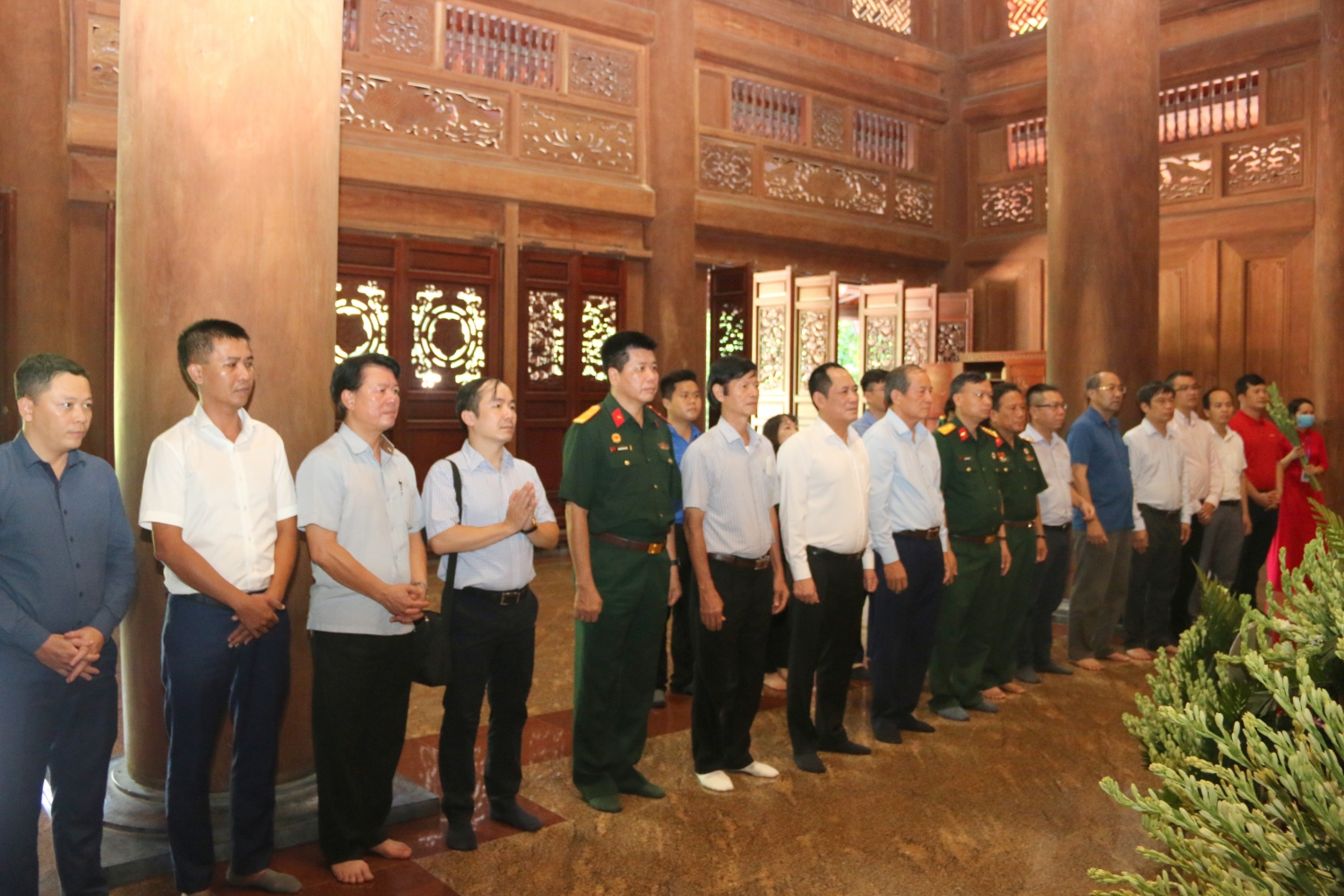 Đoàn công tác Petrovietnam dâng hương tưởng niệm Chủ tịch Hồ Chí Minh tại Khu di tích Đá Chông Đoàn công tác Petrovietnam dâng hương tưởng niệm Chủ tịch Hồ Chí Minh tại Khu di tích Đá Chông