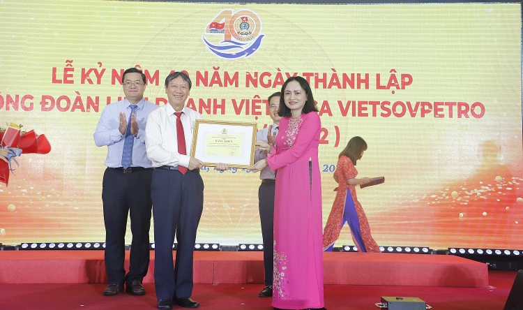 Công đoàn Vietsovpetro long trọng tổ chức Lễ kỷ niệm 40 năm ngày thành lập Công đoàn Vietsovpetro long trọng tổ chức Lễ kỷ niệm 40 năm ngày thành lập