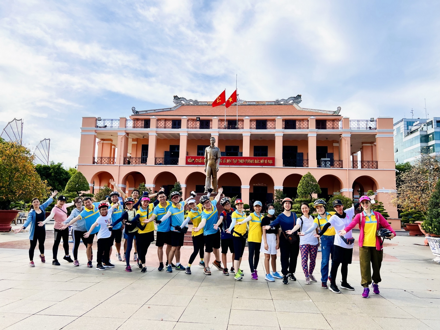 Lưu niệm trước Bảo tàng Hồ Chí Minh - Bến Nhà Rồng Lưu niệm trước Bảo tàng Hồ Chí Minh - Bến Nhà Rồng