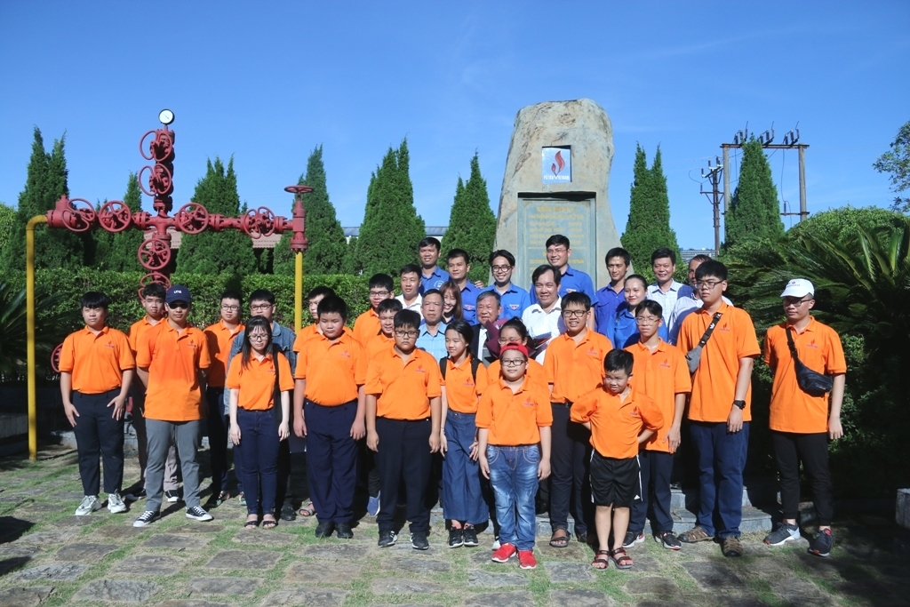 Tuyên dương, khen thưởng con CBCNV đạt thành tích cao trong kỳ thi học sinh giỏi quốc gia, quốc tế năm học 2021 - 2022 Tuyên dương, khen thưởng con CBCNV đạt thành tích cao trong kỳ thi học sinh giỏi quốc gia, quốc tế năm học 2021 - 2022