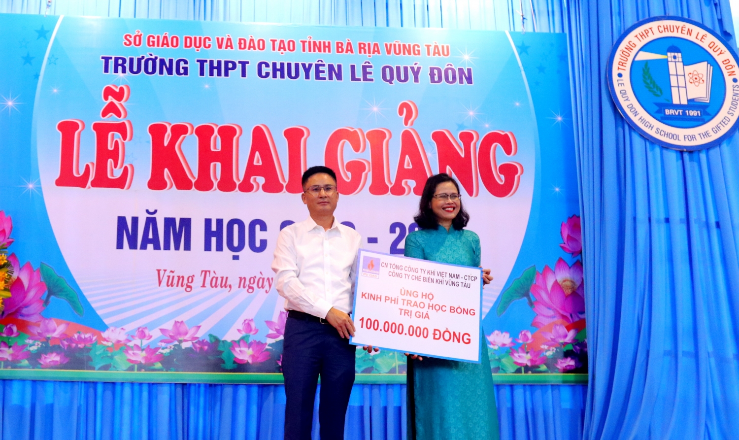 Đại diện lãnh đạo KVT trao chứng nhận tặng các phần học bổng cho các học sinh vượt khó học giỏi Đại diện lãnh đạo KVT trao chứng nhận tặng các phần học bổng cho các học sinh vượt khó học giỏi