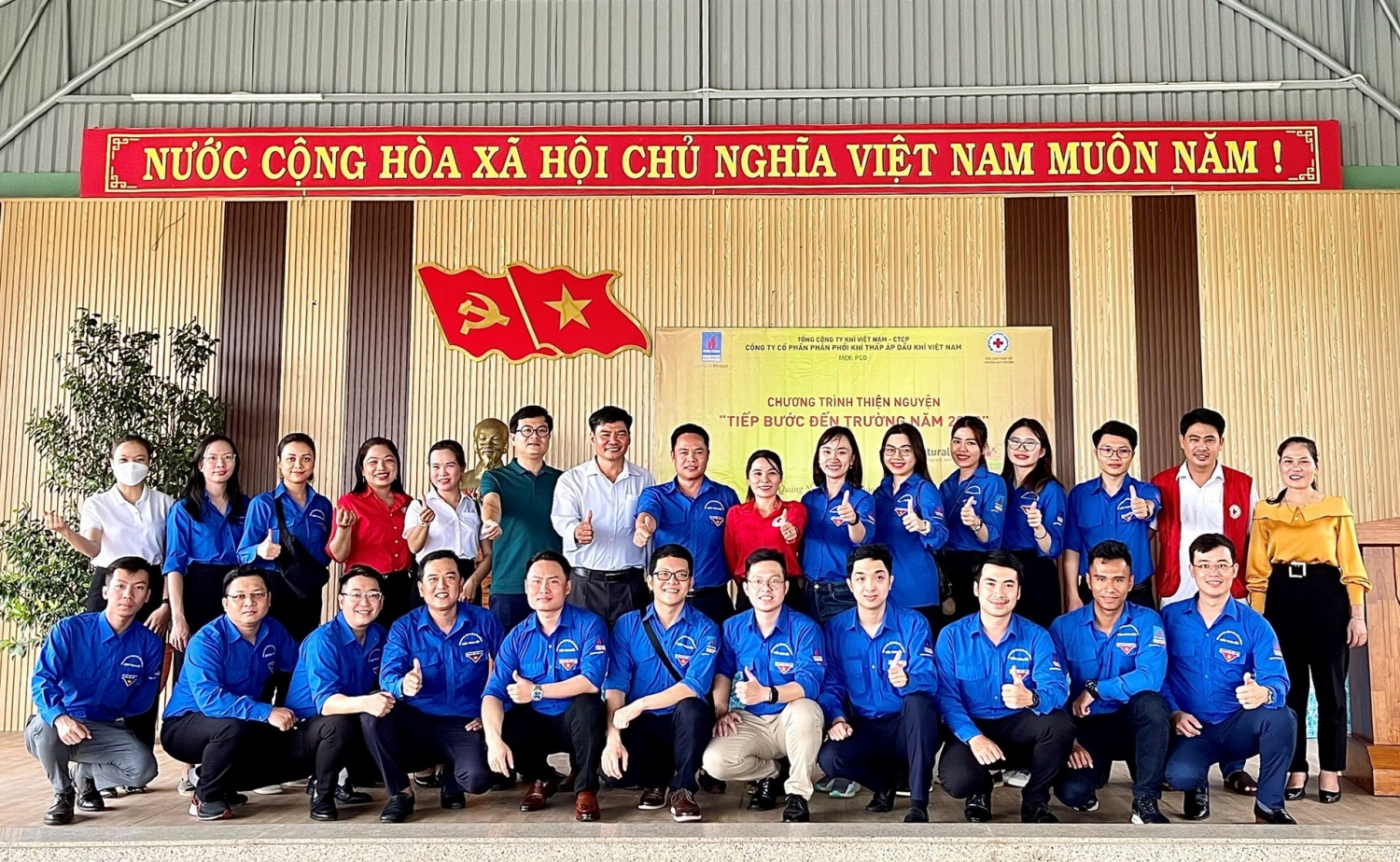 Các đại diện Công đoàn và Đoàn Thanh niên PV GAS D đã hoàn thành chương trình ASXH ý nghĩa, góp phần tăng cường tình đoàn kết với cộng đồng Các đại diện Công đoàn và Đoàn Thanh niên PV GAS D đã hoàn thành chương trình ASXH ý nghĩa, góp phần tăng cường tình đoàn kết với cộng đồng