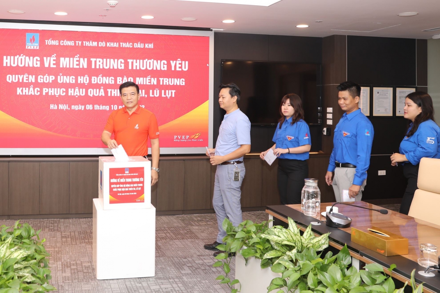 PVEP quyên góp ủng hộ đồng bào miền Trung khắc phục hậu quả bão lũ PVEP quyên góp ủng hộ đồng bào miền Trung khắc phục hậu quả bão lũ