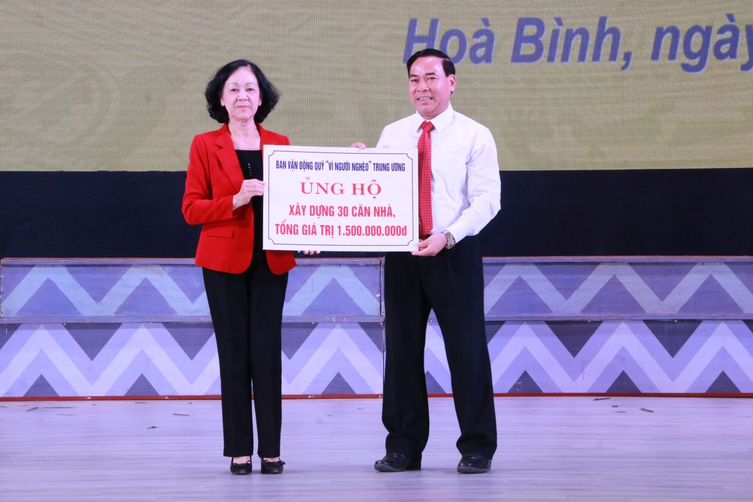 Petrovietnam ủng hộ 2 tỷ đồng cho Quỹ “Vì người nghèo” tỉnh Hòa Bình năm 2022 Petrovietnam ủng hộ 2 tỷ đồng cho Quỹ “Vì người nghèo” tỉnh Hòa Bình năm 2022