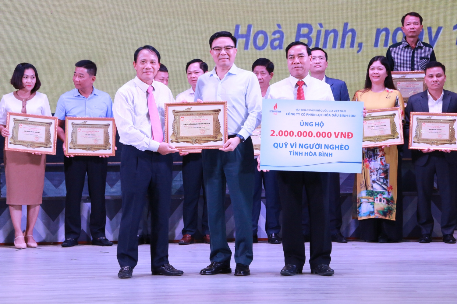 Petrovietnam ủng hộ 2 tỷ đồng cho Quỹ “Vì người nghèo” tỉnh Hòa Bình năm 2022 Petrovietnam ủng hộ 2 tỷ đồng cho Quỹ “Vì người nghèo” tỉnh Hòa Bình năm 2022