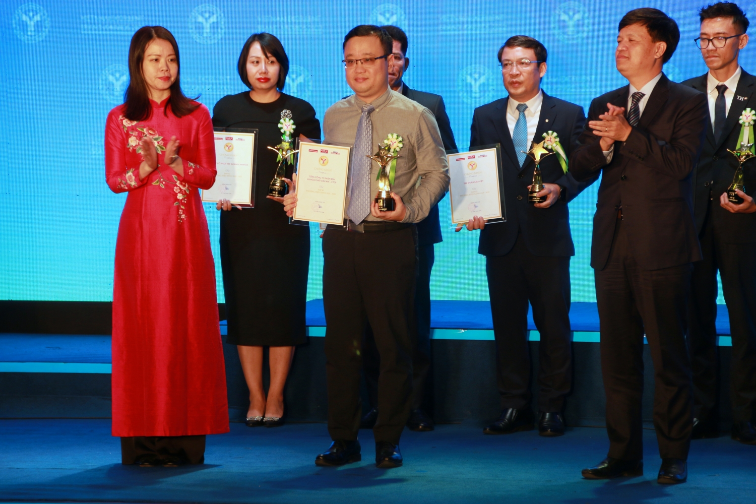 Petrovietnam và PVFCCo được tôn vinh Petrovietnam và PVFCCo được tôn vinh
