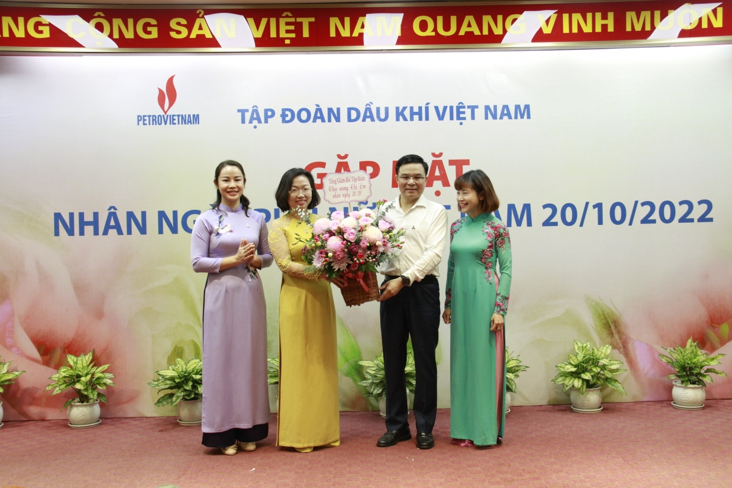Petrovietnam tổ chức gặp mặt nữ cán bộ nhân viên nhân ngày Phụ nữ Việt Nam 20/10 Petrovietnam tổ chức gặp mặt nữ cán bộ nhân viên nhân ngày Phụ nữ Việt Nam 20/10