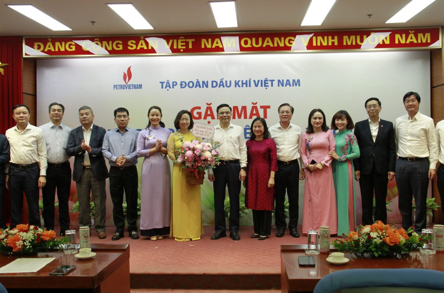 Petrovietnam tổ chức gặp mặt nữ cán bộ nhân viên nhân ngày Phụ nữ Việt Nam 20/10 Petrovietnam tổ chức gặp mặt nữ cán bộ nhân viên nhân ngày Phụ nữ Việt Nam 20/10