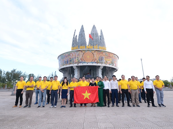 Trao tặng lá cờ Tổ quốc của giàn Hải Thạch cho Ban Quản lý Cụm thông tin cổ động biên giới Sa Vỹ Trao tặng lá cờ Tổ quốc của giàn Hải Thạch cho Ban Quản lý Cụm thông tin cổ động biên giới Sa Vỹ