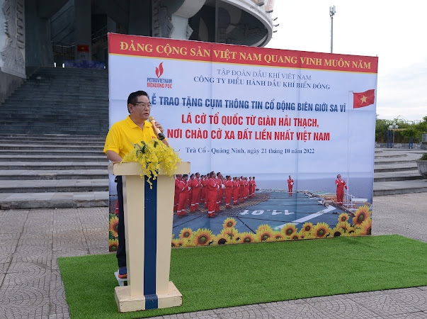 Trao tặng lá cờ Tổ quốc của giàn Hải Thạch cho Ban Quản lý Cụm thông tin cổ động biên giới Sa Vỹ Trao tặng lá cờ Tổ quốc của giàn Hải Thạch cho Ban Quản lý Cụm thông tin cổ động biên giới Sa Vỹ