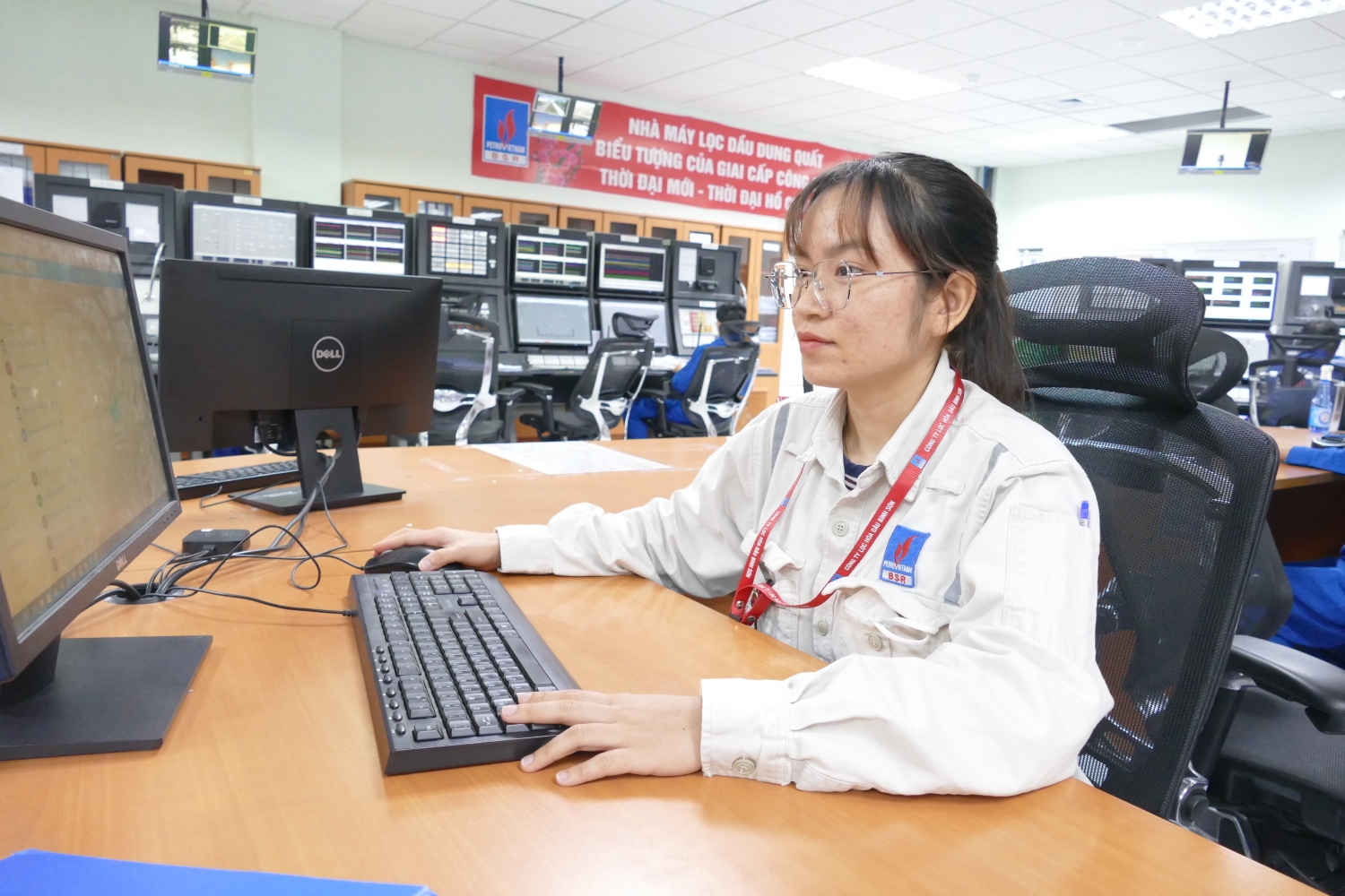 Bóng hồng duy nhất ở Phòng Điều khiển Trung tâm NMLD Dung Quất Bóng hồng duy nhất ở Phòng Điều khiển Trung tâm NMLD Dung Quất