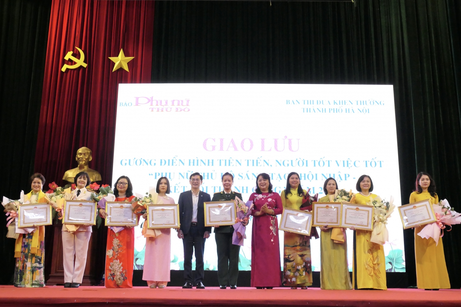 Đại biểu trao bằng khen cho các nữ cán bộ đạt danh hiệu gương điển hình tiên tiến, người tốt việc tốt. Đại biểu trao bằng khen cho các nữ cán bộ đạt danh hiệu gương điển hình tiên tiến, người tốt việc tốt.