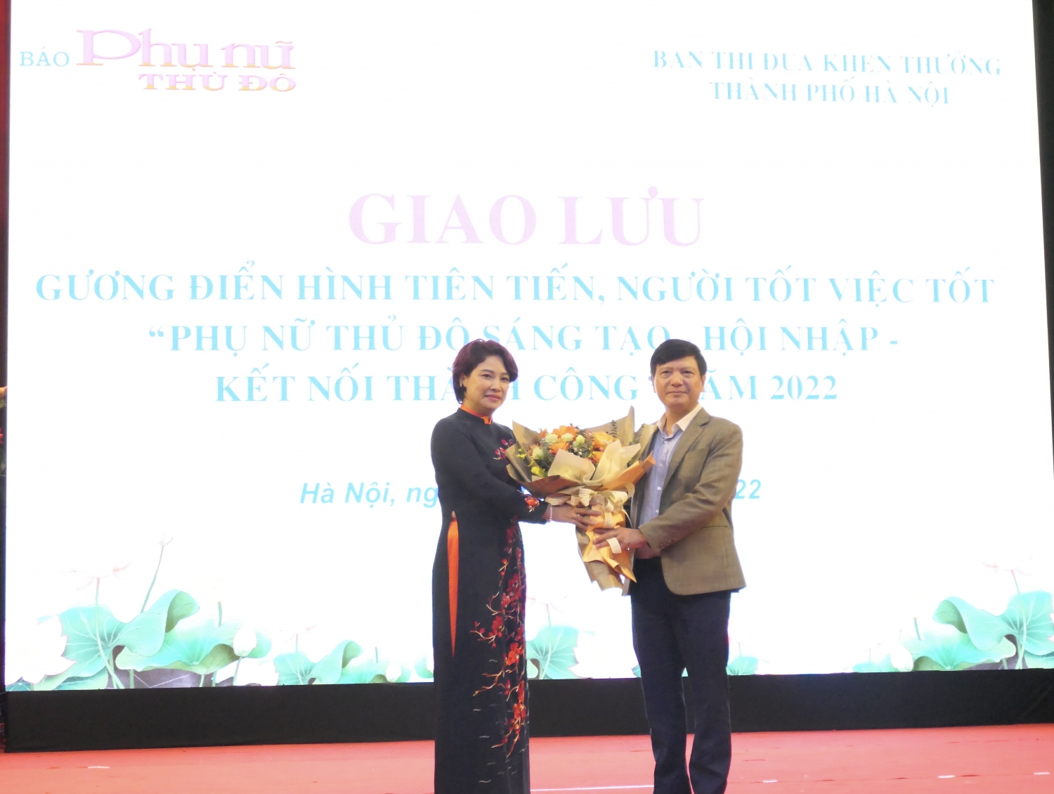 Ban tổ chức tặng hoa tri ân nhà tài trợ Tập đoàn Dầu khí Việt Nam (Petrovietnam). Ban tổ chức tặng hoa tri ân nhà tài trợ Tập đoàn Dầu khí Việt Nam (Petrovietnam).