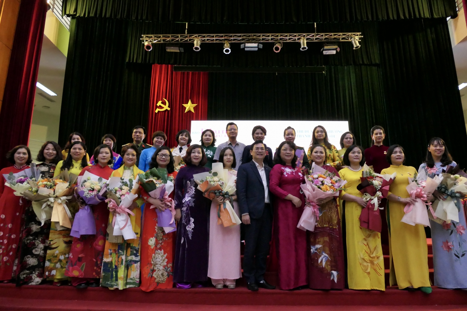 Các đại biểu chụp ảnh lưu niệm cùng các gương điển hình Người tốt - Việc tốt tại chương trình. Các đại biểu chụp ảnh lưu niệm cùng các gương điển hình Người tốt - Việc tốt tại chương trình.