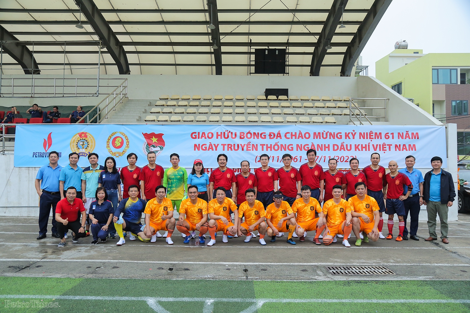 Lãnh đạo Tập đoàn và các đơn vị thành viên giao hữu bóng đá nhân dịp kỷ niệm Ngày truyền thống Ngành Dầu khí Lãnh đạo Tập đoàn và các đơn vị thành viên giao hữu bóng đá nhân kỷ niệm Ngày truyền thống ngành Dầu khí Việt Nam