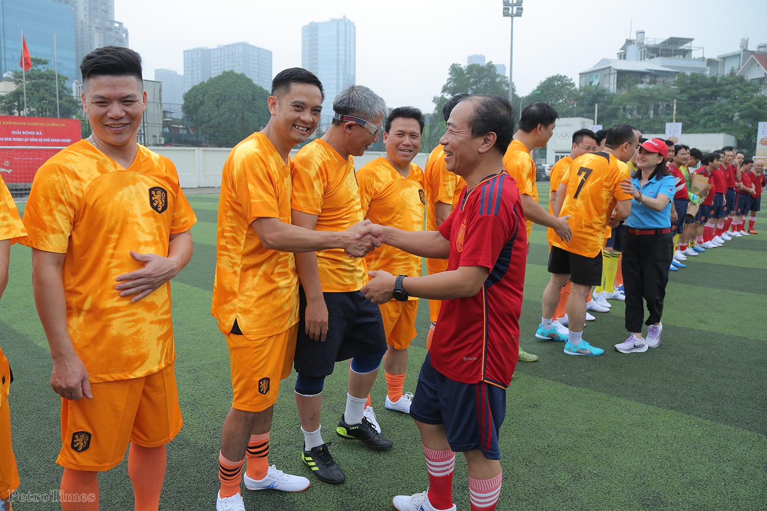 Lãnh đạo Tập đoàn và các đơn vị thành viên giao hữu bóng đá nhân dịp kỷ niệm Ngày truyền thống Ngành Dầu khí Lãnh đạo Tập đoàn và các đơn vị thành viên giao hữu bóng đá nhân kỷ niệm Ngày truyền thống ngành Dầu khí Việt Nam